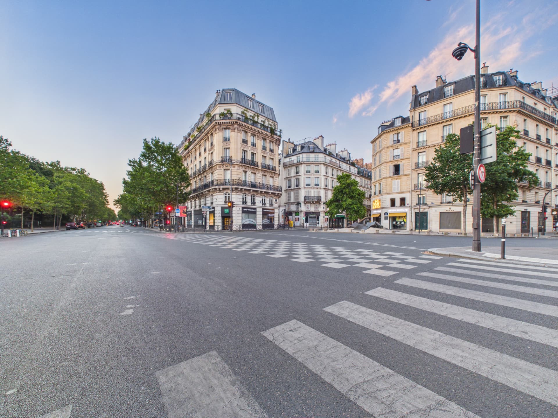 Façade haussmannienne et terrasse de café dans le 6ᵉ arrondissement