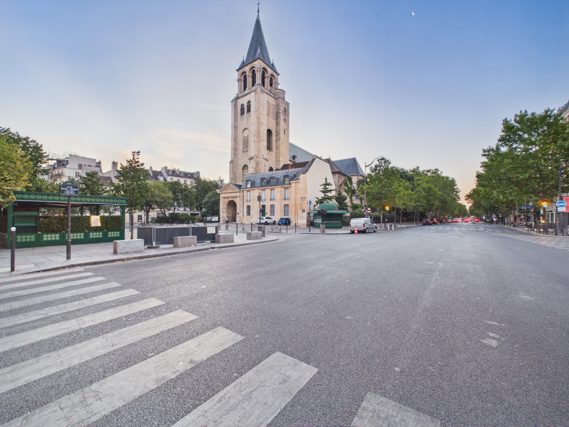 Église Saint-Germain-des-Prés au petit matin, 6ᵉ arrondissement de Paris