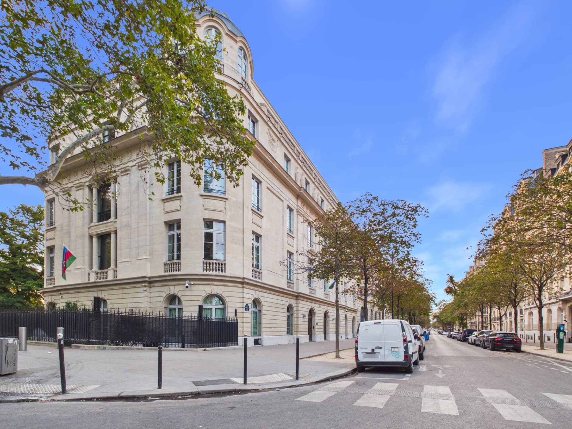 Immeuble d'angle en pierre de taille et avenue arborée du 7ᵉ arrondissement