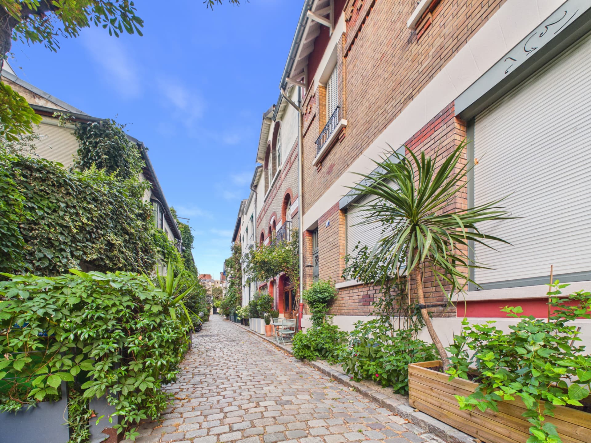 Maisons de ville en brique et pavés dans le 15e arrondissement