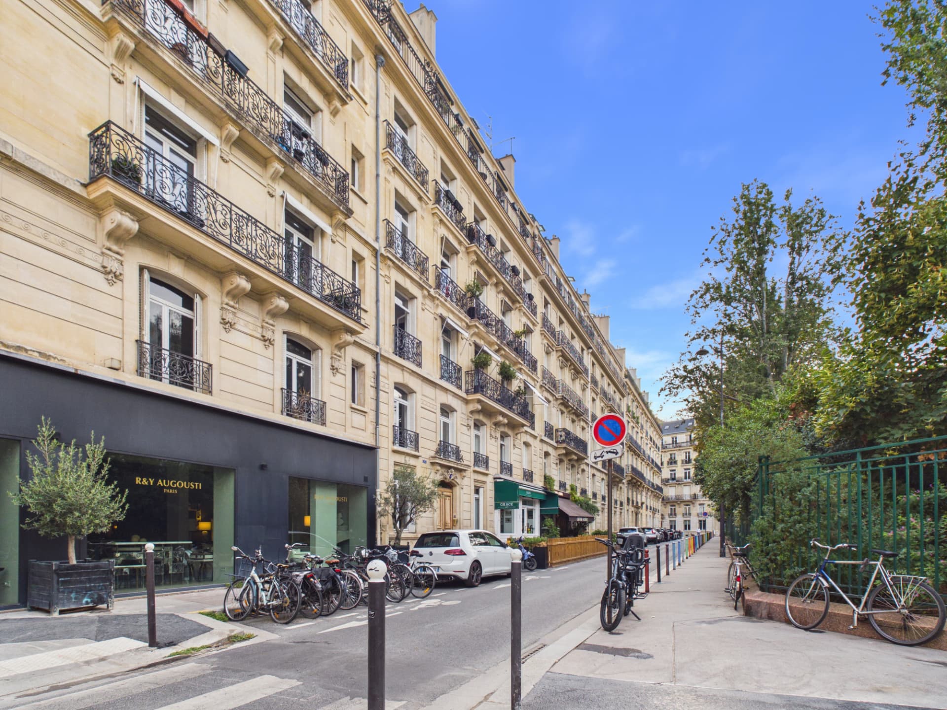 Avenue résidentielle bordée d'immeubles en pierre de taille, 7ᵉ arrondissement de Paris