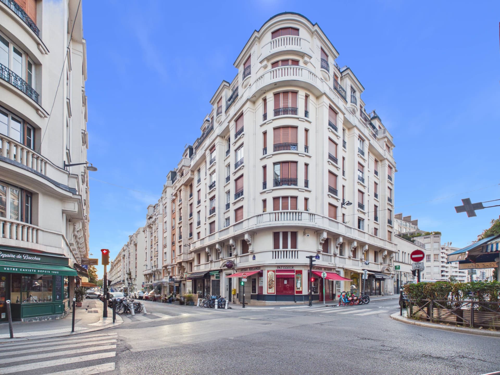 Immeuble Art déco à l'angle d'une rue du 15e arrondissement de Paris