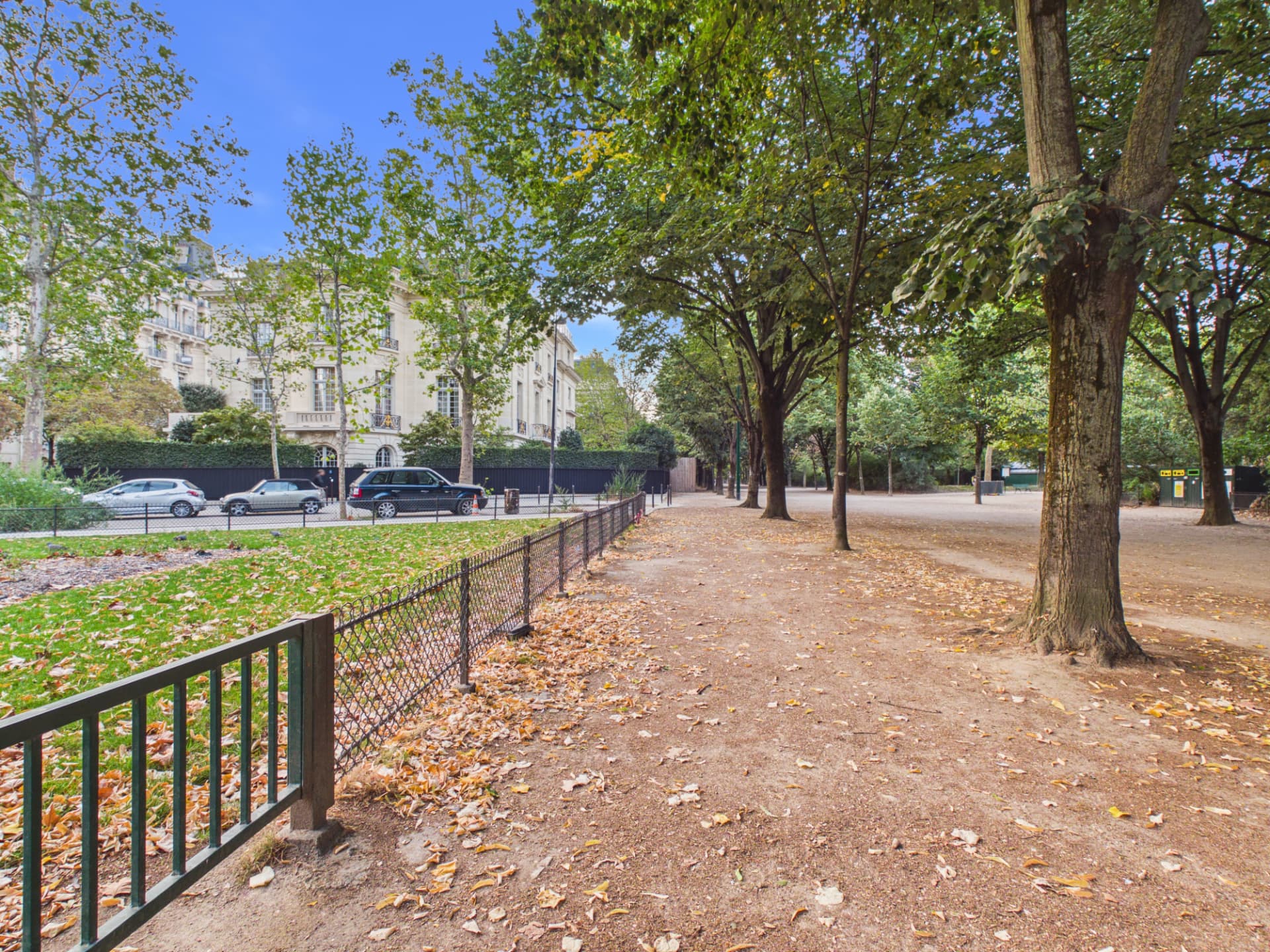 Allée arborée bordant des façades en pierre de taille du 7ᵉ arrondissement