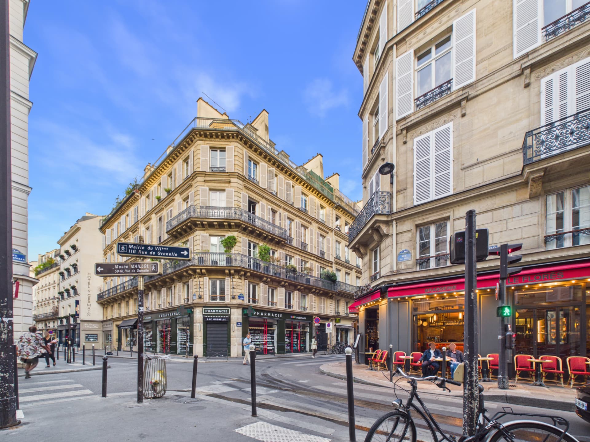 Angle de la rue du Bac et de la rue de Grenelle, immeubles en pierre de taille et commerces du 7ᵉ