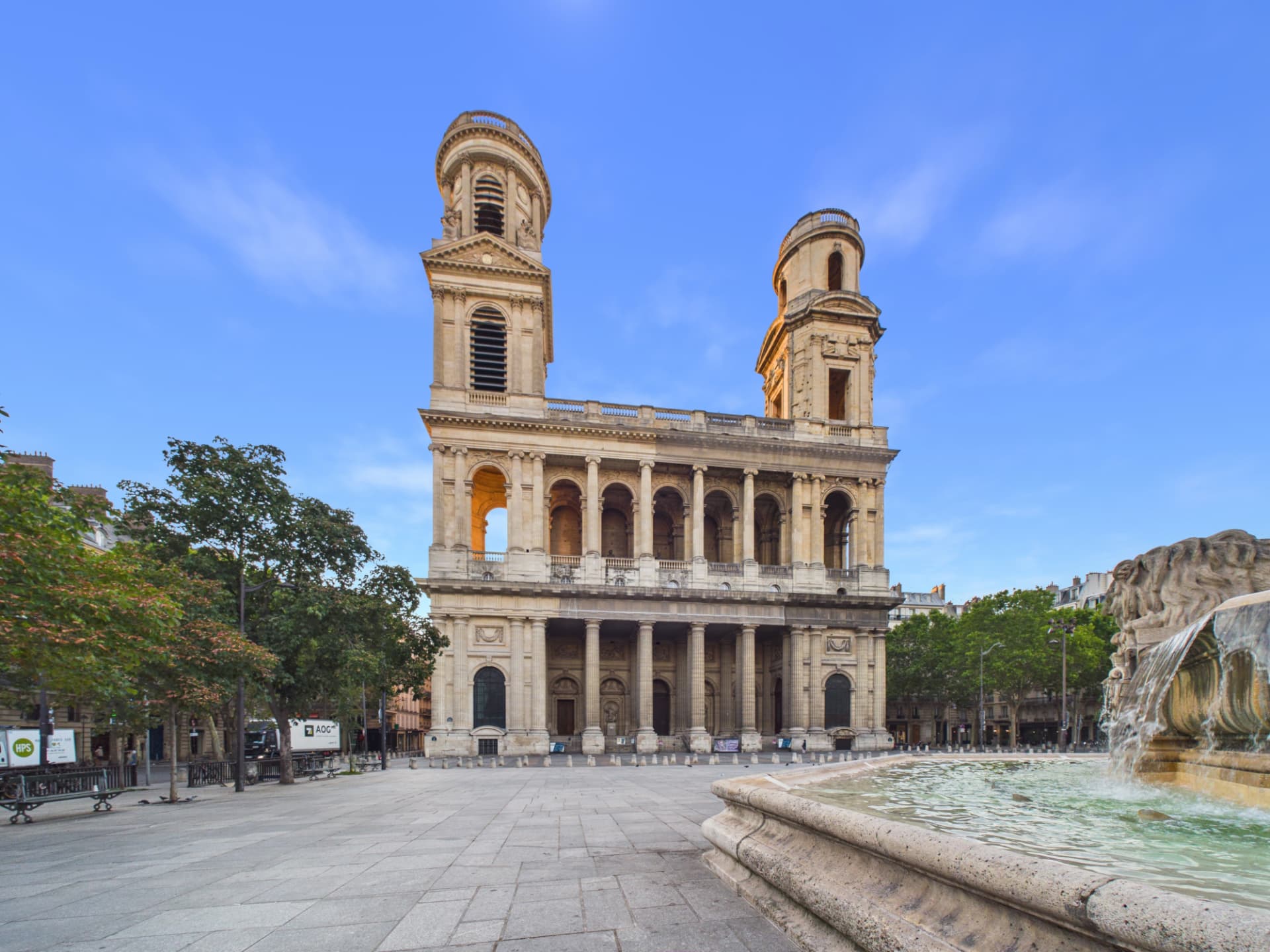 Façade de l'église Saint-Sulpice et fontaine de la place, 6ᵉ arrondissement de Paris