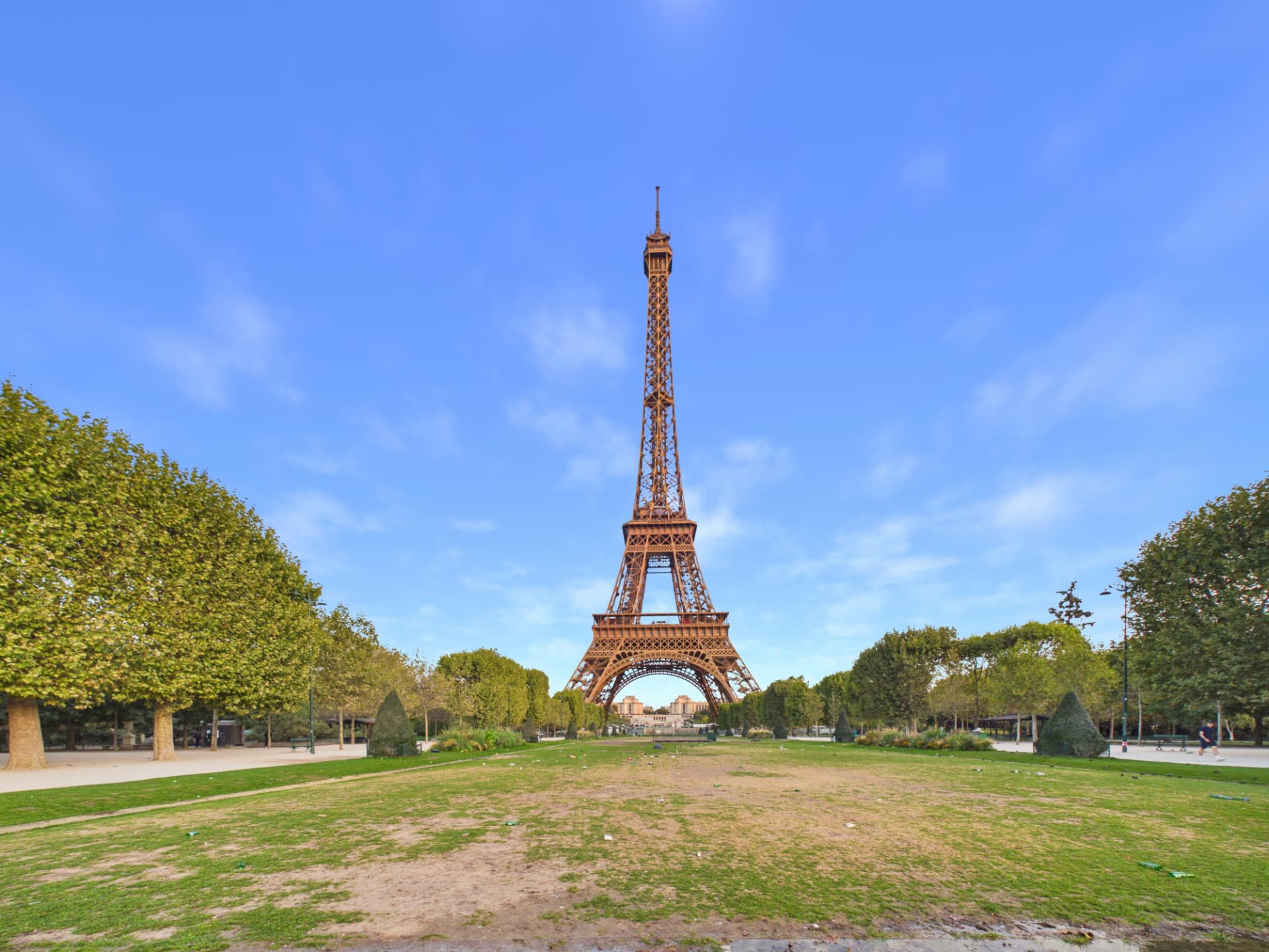 La tour Eiffel vue depuis les allées du Champ-de-Mars