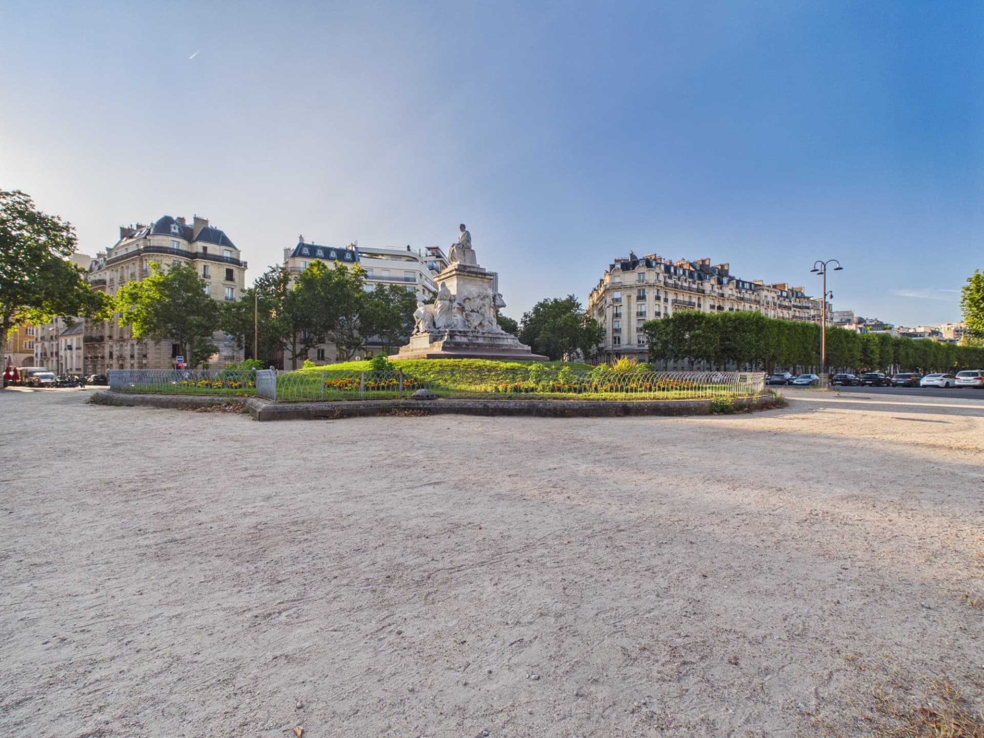 Place de Breteuil et ses façades parisiennes sous un ciel bleu
