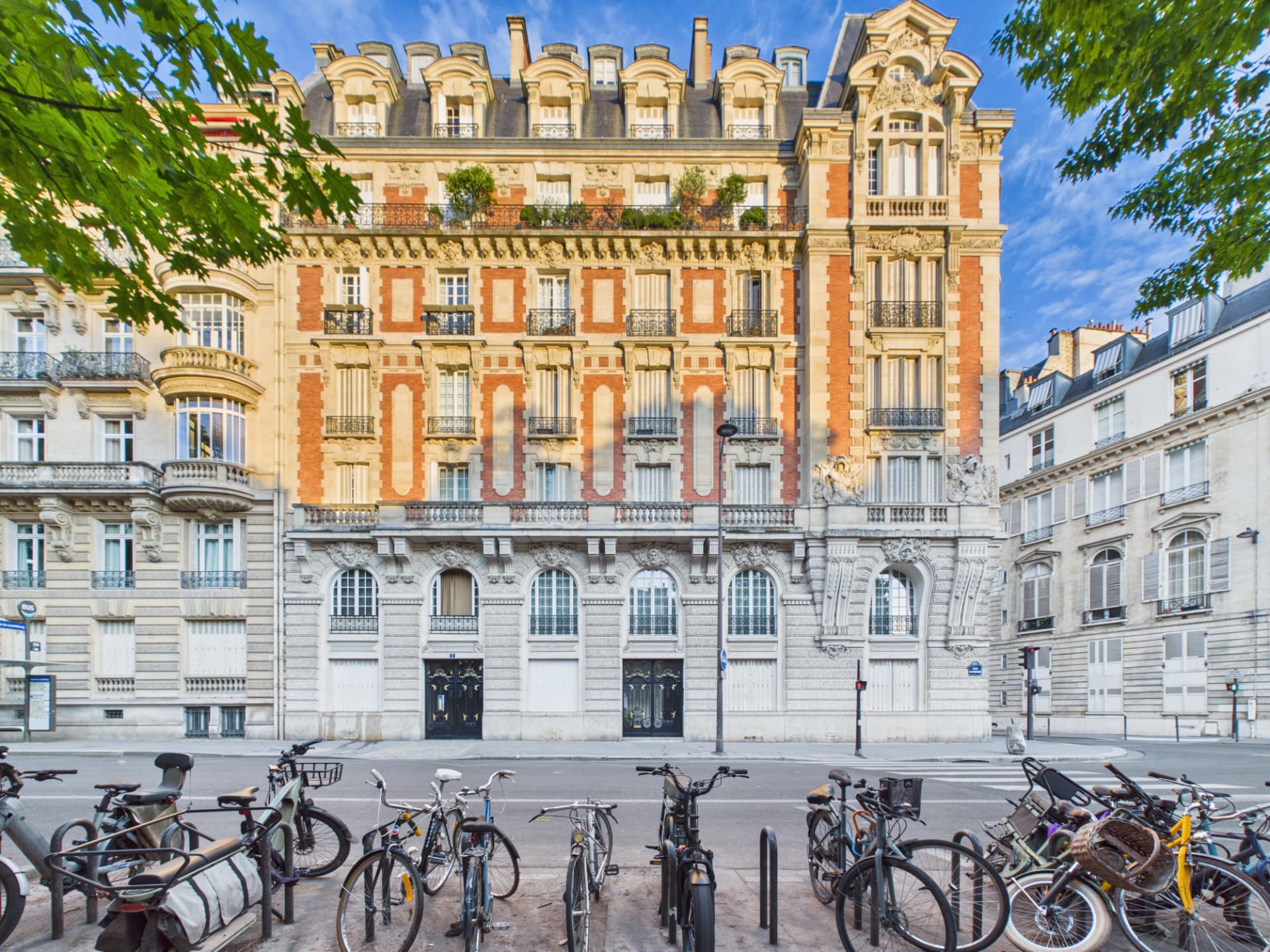 Façade d'immeuble XVIIIe en pierre de taille, 6ᵉ arrondissement de Paris