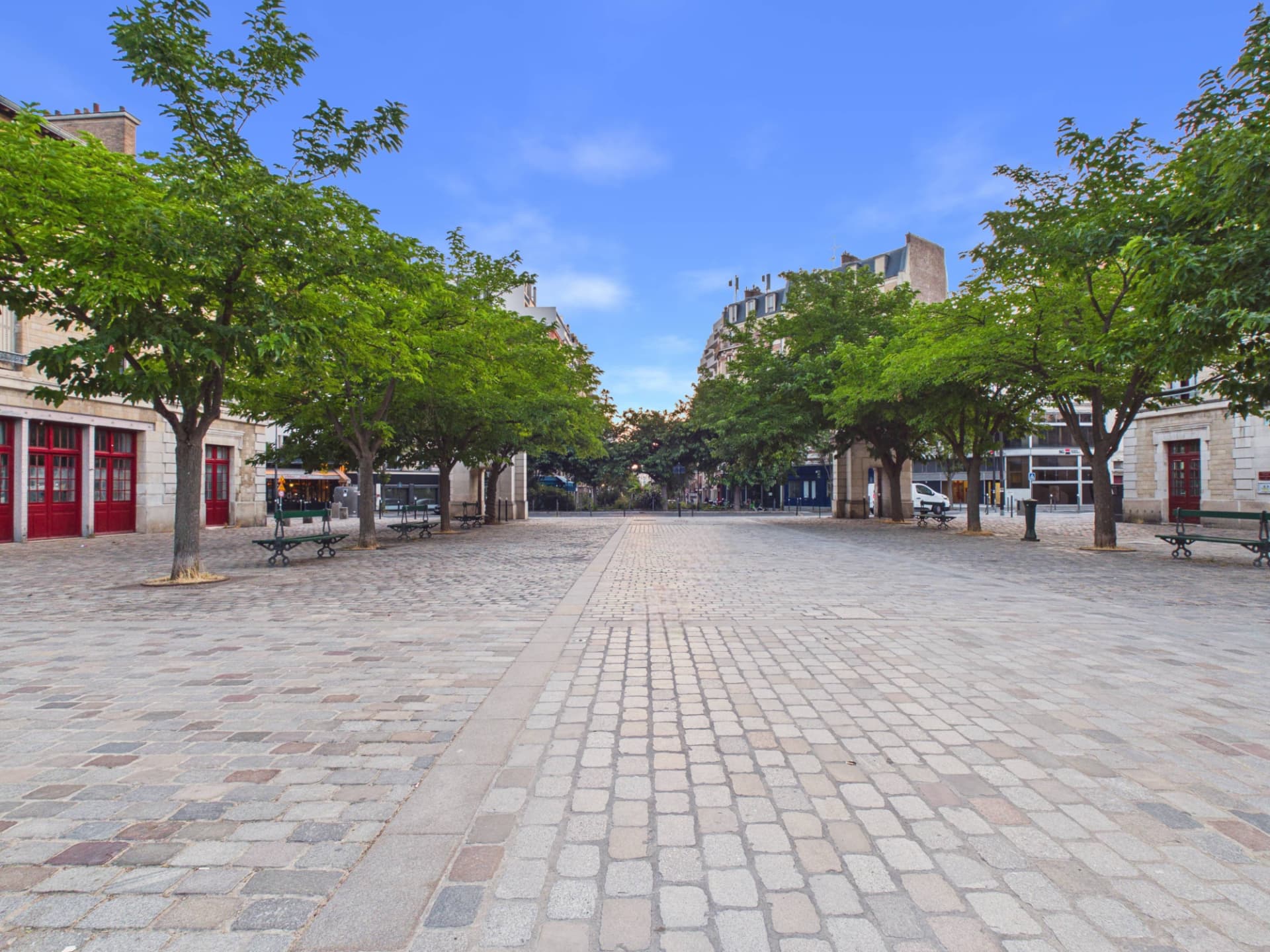Place pavée arborée du 15e arrondissement de Paris