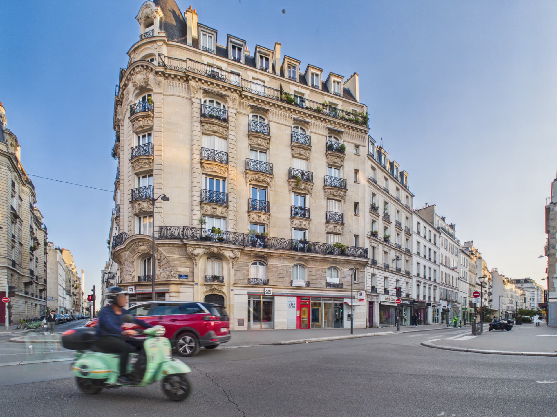 Immeuble parisien en pierre à l'angle d'une rue du 15ᵉ arrondissement