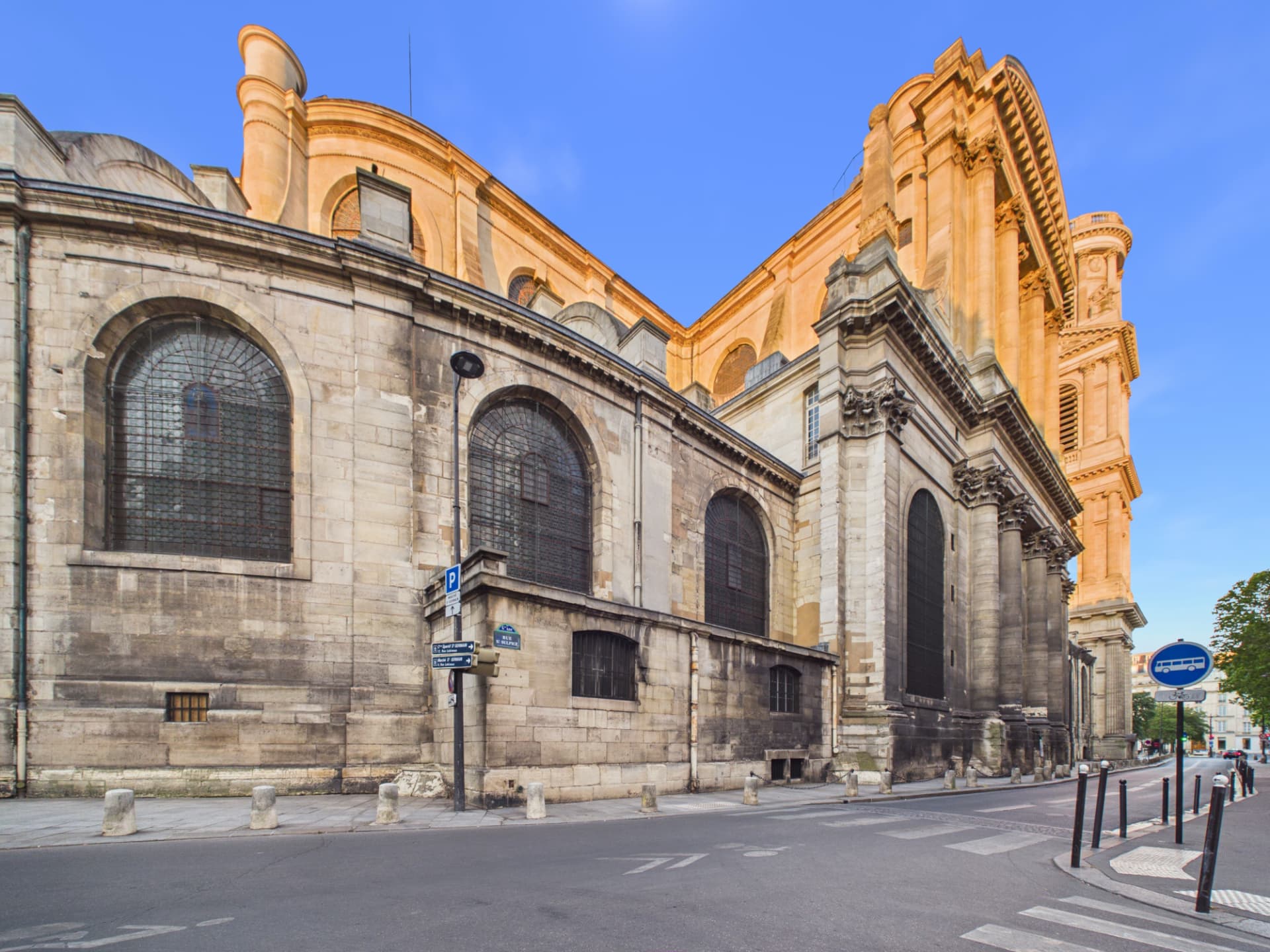 Flanc de l'église Saint-Sulpice dans la lumière du matin, 6ᵉ arrondissement de Paris